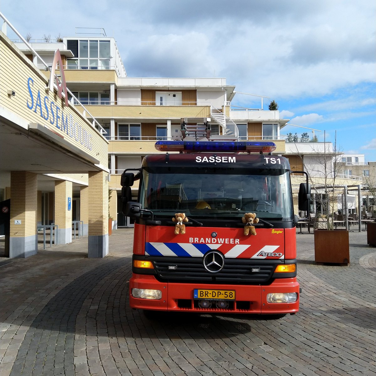 BrandweerSSM's tweet photo. Zojuist waren we uitgerukt naar een automatische #brandmelding bij #Sassembourg #Sassenheim. Door bakken en braden was de #rookmelder aangesproken. Na controle keerden wij weer retour kazerne. #SassemParaat https://t.co/8QLrpeg4ql