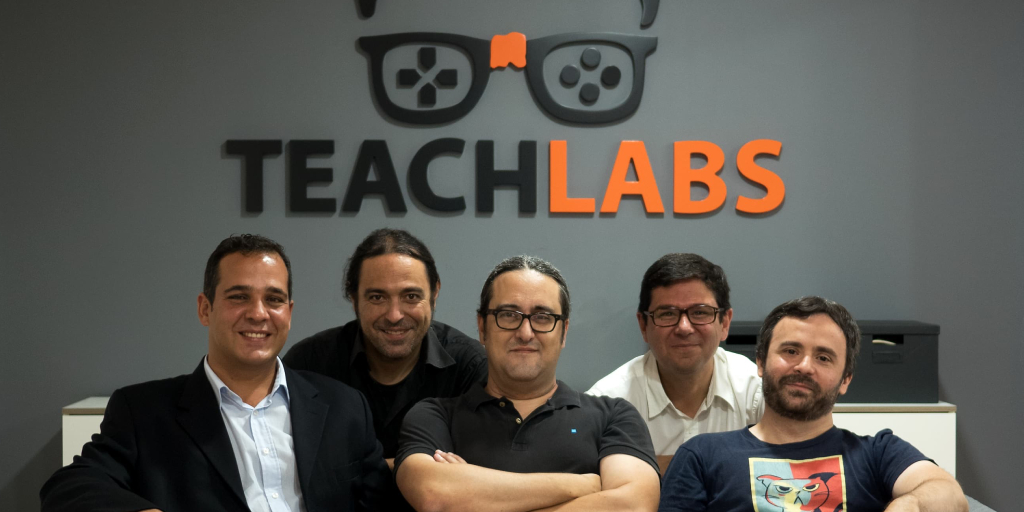 OpenFuture_And's tweet photo. Nuestra #startup de #LaFarola @TeachLabs ha pensado en la formación y diversión de los niños durante este tiempo de confinamiento ofreciendo de manera gratuita su #videojuego educativo @powernauts 🎮👾🧮
#SomosAOF 
https://t.co/n2p5D97kQG

#QuédateEnCasa #EsteVirusLoParamosUnidos https://t.co/qvVgUKQ5Hg