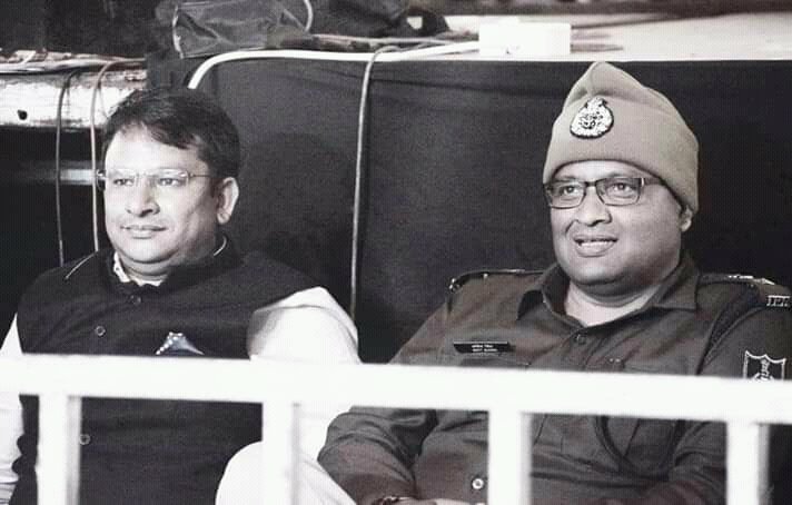 GauravBJP4MP's tweet image. मप्र शासन के जाबांज सेनापति, जबलपुर के दो कर्तव्यनिष्ठ प्रशासनिक अधिकारी,कलेक्टर श्री भरत यादव एवं पुलिस अधीक्षक श्री अमित सिंह जी, जिनकी सजगता और कर्त्तव्यपरायणता से विगत 12 दिनों से कोरोना का नया मामला नहीं आया है।
@ChouhanShivraj
@bharatyadavias
@jabalpurdm
@JansamparkMP