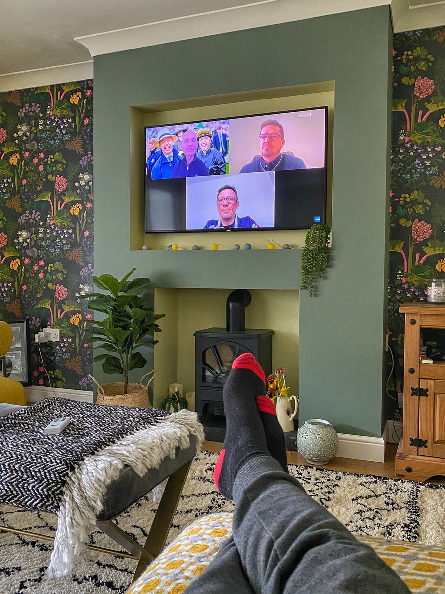 Red_Cameraman's tweet image. Boys are back. Get INside. Live on @AtTheRaces .com . Great show good to see you all.  Stay well. @LeglockLuke Jason 🦈 @AThorntonRacing @FrankieDettori @Hayleyturner123 #SkySportsRacing #GetInside