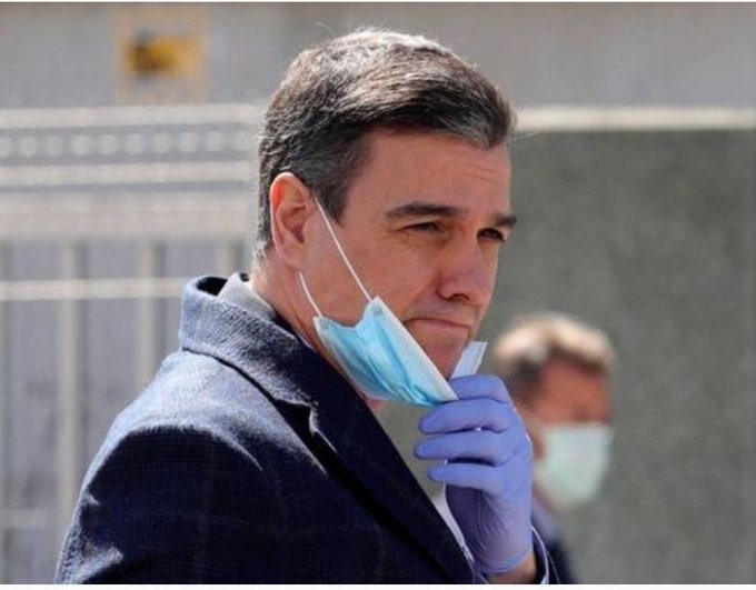 diostuitero's tweet photo. Regla número 1: No tocar el interior de la mascarilla con los guantes. https://t.co/lAaWBiSbKS