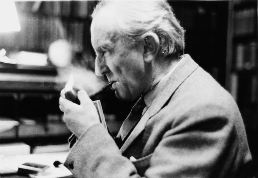 UPECactus's tweet photo. Profitez de la rediffusion @franceculture pour une balade radiophonique dans l'univers de Tolkien en compagnie de @VincentMFerre #ExpertUPEC @LISUPEC 🧙‍♂️ 📻
👉 https://t.co/J0MbXW4ApI 

#upec #culturechezvous #ongardelelien #Seigneurdesanneaux #TerreduMilieu https://t.co/mv06Fht87c