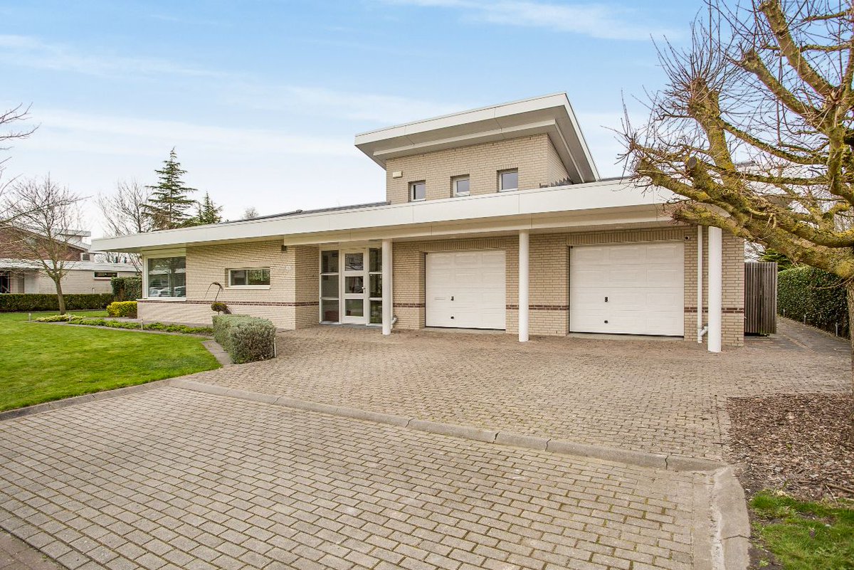 FlevoGolfResort's tweet photo. Weer een geweldige villa op het @FlevoGolfResort
in de verkoop bij @DopMakelaars Bel nu voor een vrijblijvende bezichtiging 0320-264175 of email naar info@dop.nl Hierbij reeds meer informatie: https://t.co/YYMjGoRBpz #flevogolfresort #dopmakelaars @gem_Lelystad @funda @Pararius https://t.co/DJnfu2FMsT