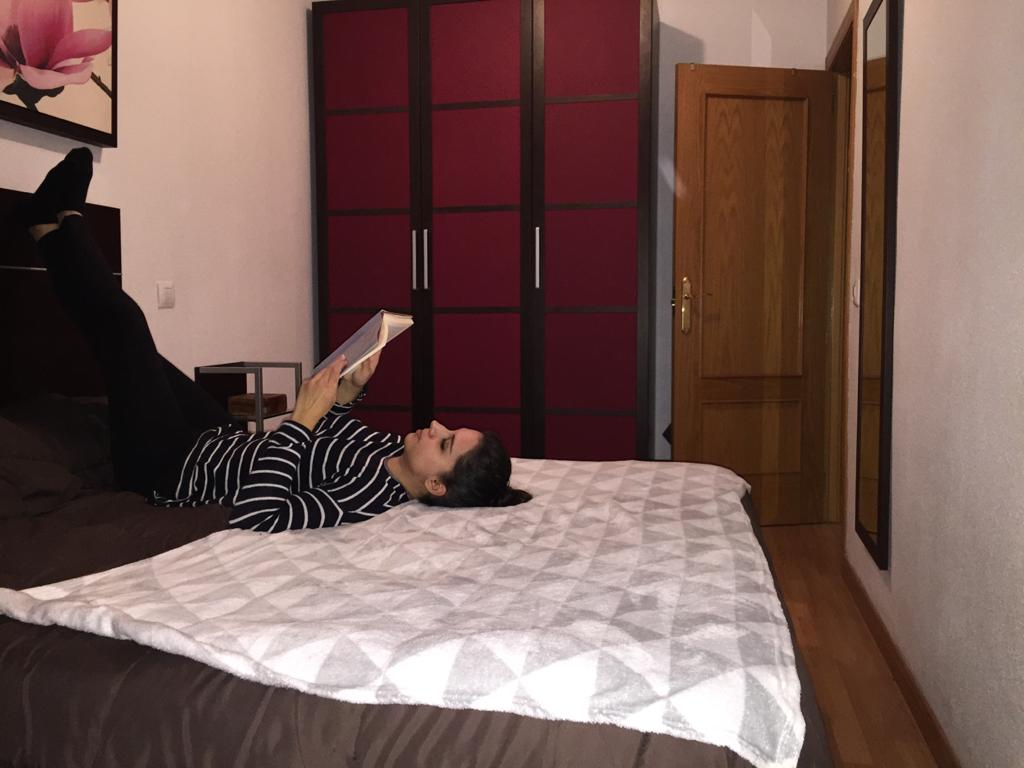 Es momento de probar cosas nuevas... por eso os animamos a probar el #librosutra.

Contesta este tweet con una foto de tu postura más original para leer.

Las tres más divertidas tendrán un vale de 50€ en nuestra web libreriaserendipia.com

El lunes 13 se dirán los ganadores :)