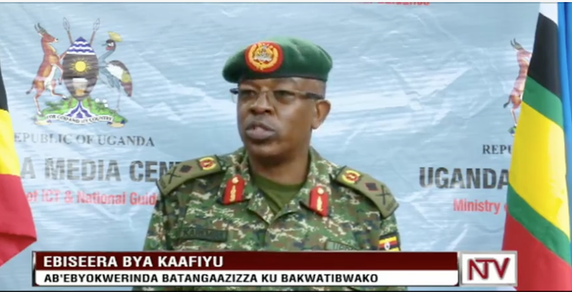 ntvuganda's tweet photo. Ab’ebyokwerinda bakkaatirizza nti poliisi, amagye ne LDU be bokka abavunaanyizibwa  ku kwasisa kekiragiro kya kaafiyu. Ebitundu ebimu ebaddeyo abantu ssekinnoomu ababdde batandise okwerippa ku nteekateeka naye abo balabuddwa okwetuma emirimu gye bataabawadde
#NTVNews https://t.co/2Sj9JBcA8A