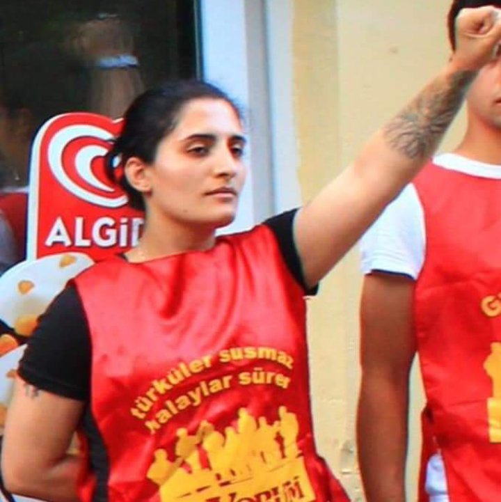 Grup_YORUM's tweet photo. Git gözümün alası
Git elimin kınası
Gidişin kurtuluşudur bu ülkenin
Gidişin özgürlüğüdür bu ülkenin

Yükünü hazırladım bak
Irgat memo'nun alın teri
İşçi recep'in nasırlı eli
Zeynep çocuğun yalın ayağı
Al bu da madencinin kara gözleri..
#HelinBölek https://t.co/MNgNms4pRJ