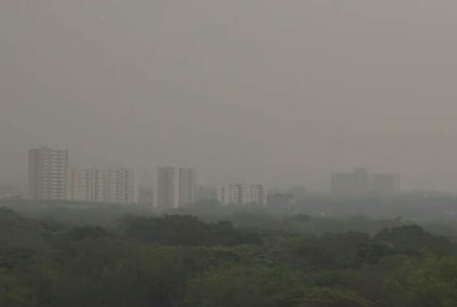 NoticiasCaracol's tweet photo. Cúcuta respira aire contaminado: humo, al parecer tóxico, inunda las calles https://t.co/MZVC4Qfjg6 https://t.co/XZO2hVt4Hf