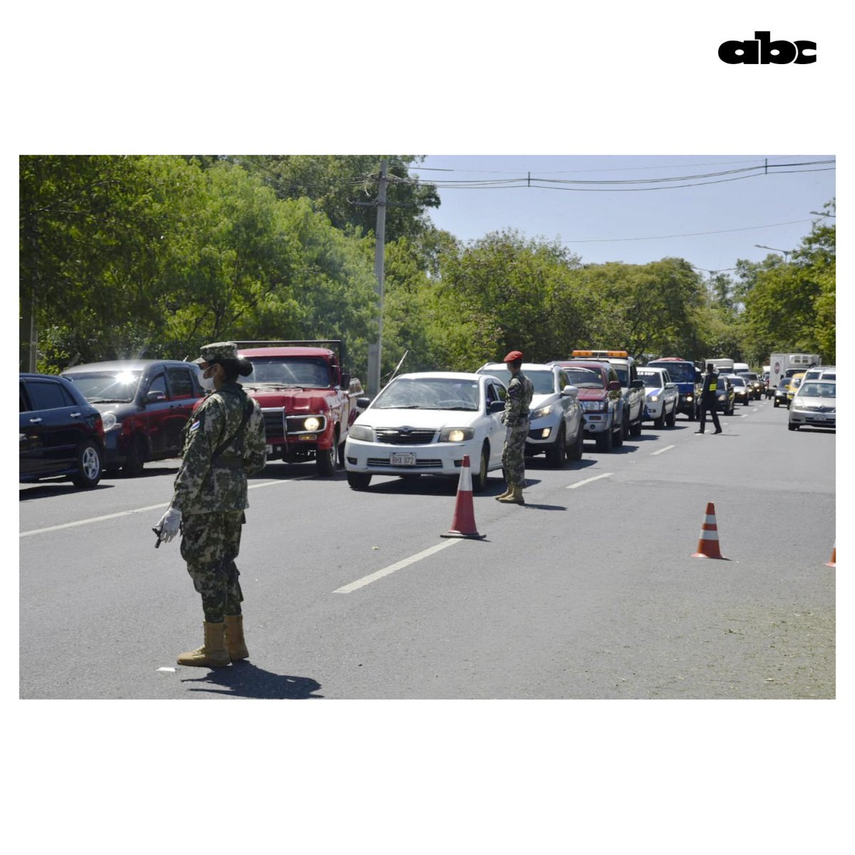 ABCDigital's tweet photo. 😠IMPRESIONANTE.

¡NO SON VACACIONES! Muchas personas fueron detenidas en inmediaciones de la Conmebol.

🙏Si no es urgente, no salgas y quedate en casa. ¡Cuídate y cuidá de los demás!

📸 Arcenio Acuña, ABC Color. https://t.co/82wQxQC8ez