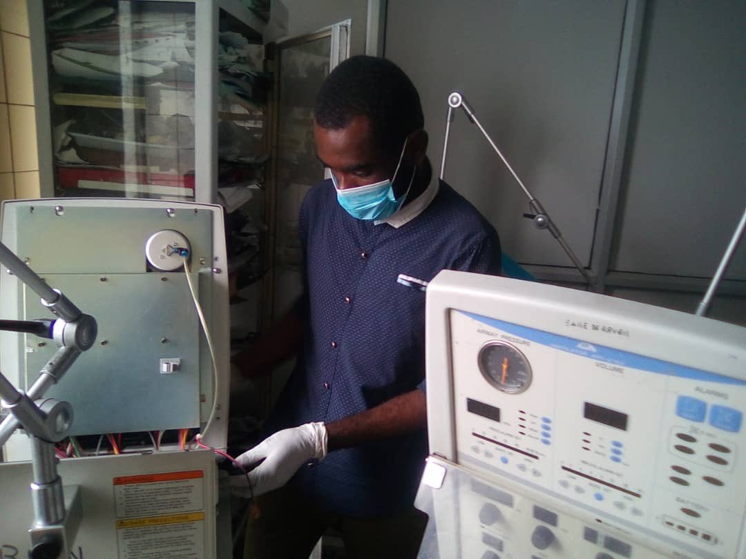 TshikuyaKayembe's tweet photo. Les ingénieurs Inpp aux cliniques universitaires de Kinshasa service réanimation pour la réparation et la maintenance des aspirateurs https://t.co/WNU1NcU49q