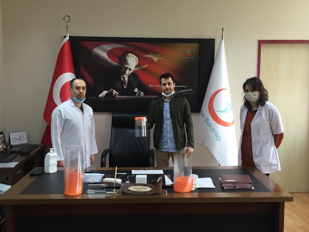 Miskod (@miskodamasya) on Twitter photo Covid19 ile mücadelede sağlık çalışanlarına destek olmak amacıyla öğretmenlerimizin ürettiği yüz koruma siperleri sağlık kuruluşlarımıza teslim ediliyor.
<a href="/tcmeb/">Millî Eğitim Bakanlığı</a>
<a href="/AmasyaValiligi/">T.C. Amasya Valiliği</a>
<a href="/Amasyamem05/">Amasya İl Millî Eğitim Müdürlüğü</a>
@amasyabel
<a href="/MerzifonBLD/">Merzifon Belediyesi</a>
<a href="/amasyasm/">Amasya İl Sağlık Müdürlüğü</a>
<a href="/AmasyaEba/">Amasya EBA</a>
<a href="/GundemAmasya/">Gundem Amasya</a>
<a href="/3BoyutluDestek/">3BoyutluDestek - GÖNÜLLÜ VE ÜCRETSİZ</a> Covid19 ile mücadelede sağlık çalışanlarına destek olmak amacıyla öğretmenlerimizin ürettiği yüz koruma siperleri sağlık kuruluşlarımıza teslim ediliyor.
<a href="/tcmeb/">Millî Eğitim Bakanlığı</a>
<a href="/AmasyaValiligi/">T.C. Amasya Valiliği</a>
<a href="/Amasyamem05/">Amasya İl Millî Eğitim Müdürlüğü</a>
@amasyabel
<a href="/MerzifonBLD/">Merzifon Belediyesi</a>
<a href="/amasyasm/">Amasya İl Sağlık Müdürlüğü</a>
<a href="/AmasyaEba/">Amasya EBA</a>
<a href="/GundemAmasya/">Gundem Amasya</a>
<a href="/3BoyutluDestek/">3BoyutluDestek - GÖNÜLLÜ VE ÜCRETSİZ</a>