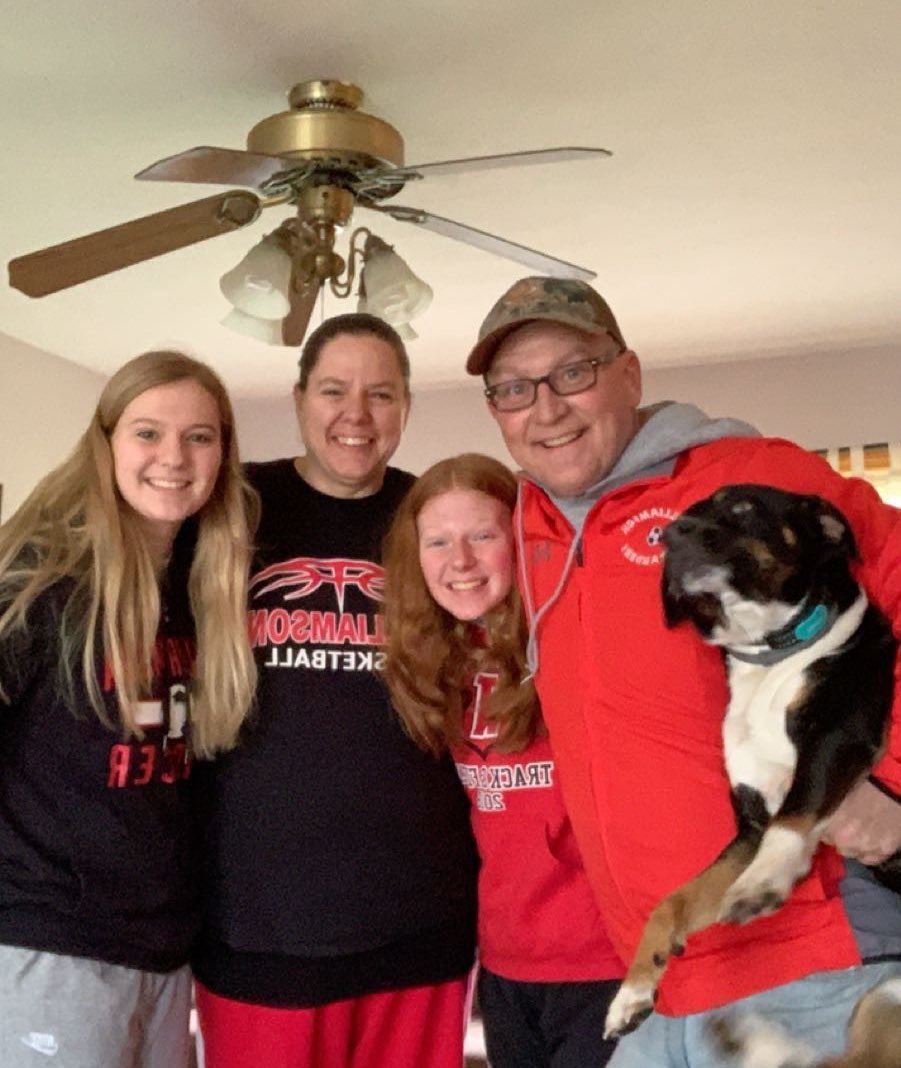 WilliamsonHS1's tweet photo. Happy Friday from the Newbys!  #marauderday #virtualspiritweek #marauderfamily #wcsdsmileandwave @WCSMarauders @GregMacaluso2 @WillMarauders https://t.co/1BU2mwKY9V