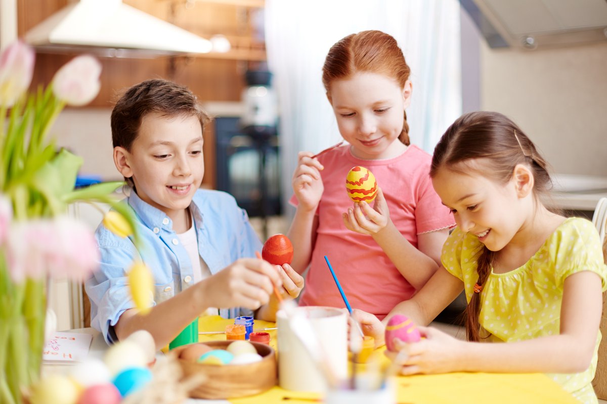 Parents, Easter is right around the corner. Remember to plan ahead for Easter egg decorating. If you want to eat those beautifully decorated Easter eggs, you’ll need to use #FoodSafe dyes. Grab them now so you have them in time for the holiday. 🥚🥚🥚