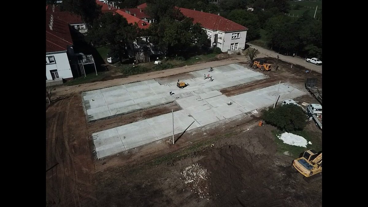 obras_desantafe's tweet image. #HospitalModular
#ObrasParaCuidarte

Avanzan las obras de la platea de hormigón armado donde se montará el hospital de Emergencia en Granadero Baigorria. 🚧👷🏼‍♀️👷🏼