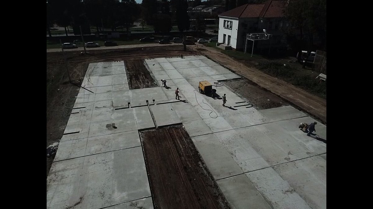 obras_desantafe's tweet image. #HospitalModular
#ObrasParaCuidarte

Avanzan las obras de la platea de hormigón armado donde se montará el hospital de Emergencia en Granadero Baigorria. 🚧👷🏼‍♀️👷🏼