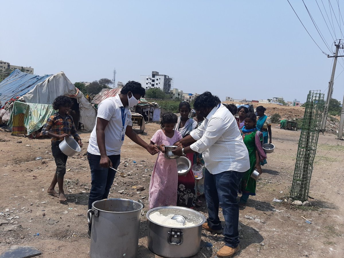 Distribution of Cooked food to the Waste pickers at Kakumanuvarithota