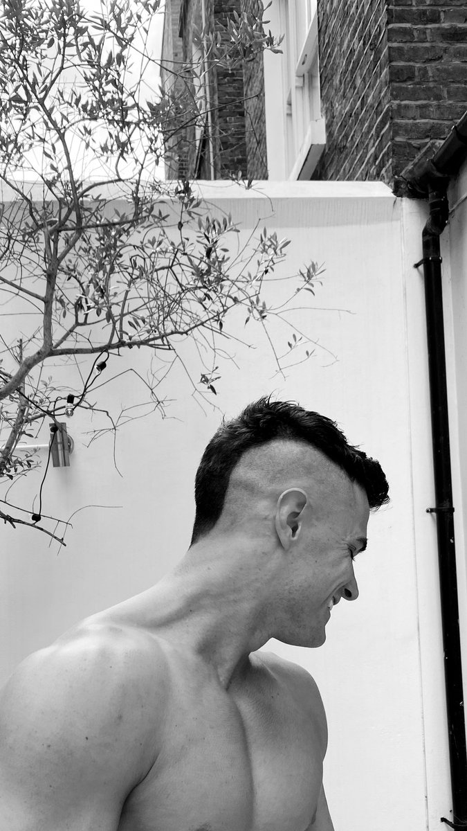zippyman818's tweet photo. @RobLipsett Self-isolation haircut Week-1 and Week-12. #RobLipsett #DIY https://t.co/8ctkLwdePN