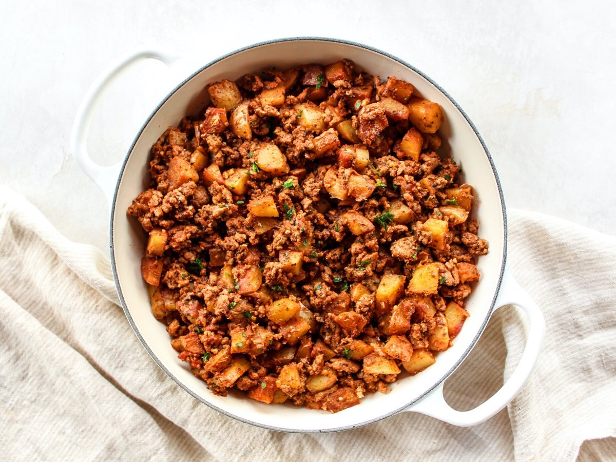 Wondering what to make tonight? Quickly throw together this Ground Turkey &amp; Potato Skillet! Serve over roasted veggies, traditional rice, or cauliflower rice for a healthy and satisfying dinner. thewholecook.com/ground-turkey-…