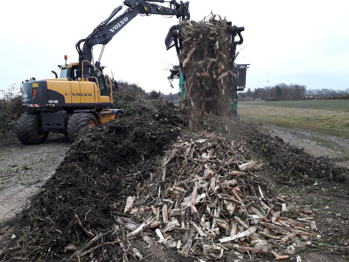 Te huur met of zonder bediening:
Onze trommelzeven en shredder.
Vraag naar de mogelijkheden. 
verhuur@mechielsen.nl
Kijk op onze website:
mechielsenverhuur.nl