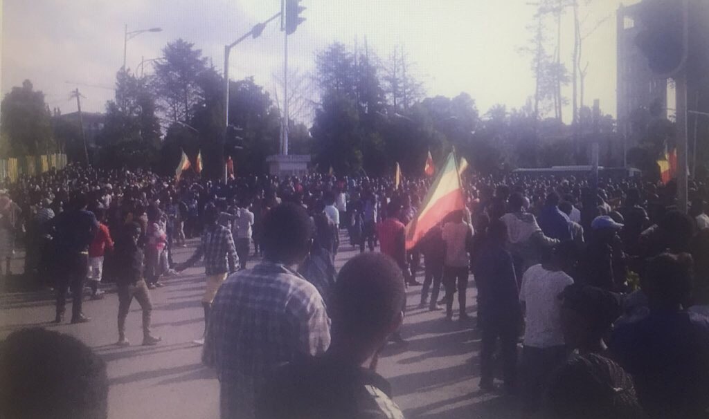 አዲስ አበባ የቡራዩውን ጭፍጨፋ ተቃውሞ በተጠራ ሰልፍ አምስት የአዲስ አበባ ወጣቶች የተገደሉ ሲሆን በርካታ ቁጥር ያላቸው ታፍሰው ጦላይ ተላኩ:: የአምነስቲ ኢንተርናሽናል ሪፖርት::