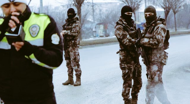 EVDEN ÇIKARKEN 
İYİ DÜŞÜN 
HAYATINI VE BAŞKALARINI 
     YAKMA