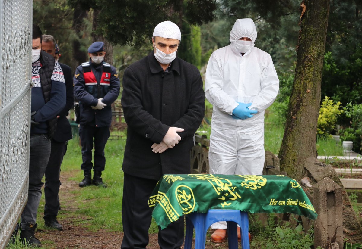 Annesi koronavirüs tedavisi görürken geldi dünyaya Ve yine annesinin peşinden,ismi bile koyulamadan gitti.Plastik bir tabure üzerinde.Karantinadaki baba,eşini de yavrusunu da toprağa veremedi Bu belayı sırf keyfi bozulmasın diye ciddiye almayanlara kâbus olsn fotoğraf 
#vaka20921