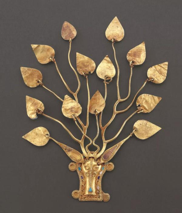 Carrying on in the same vein as yesterday's posts on early Xianbei objects, I offer today an enchanting mystery, a stag-headed golden ornament discovered in Darhan Muminggan United Banner in southern Inner Mongolia! (Image source:  http://news.sina.com.cn/o/2018-09-21/doc-ifxeuwwr6654632.shtml) 1/11