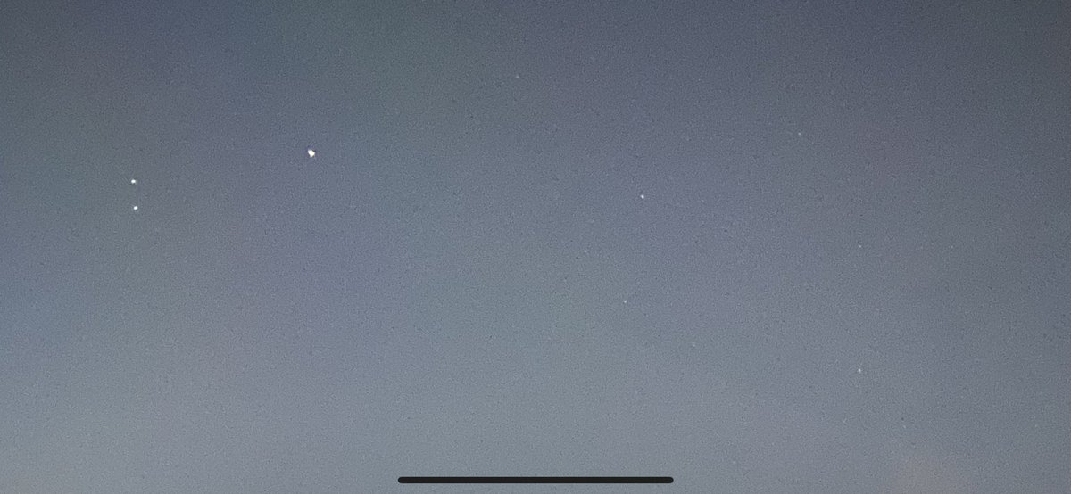 bijapurkar's tweet photo. On the left Saturn on top &amp; Mars below, with Jupiter on the right. The stars on their right is Sagittarius......from my balcony. Never seen this in Gurgaon (or Delhi). https://t.co/jenNwSFNXS