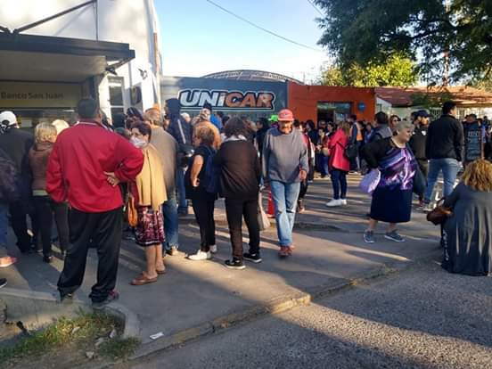 EnzoACornejo's tweet photo. @alferdez
¿Se olvidó que nuestros adultos mayores lideran en el grupo de riesgo?
Esto es #SanJuan, cuadras interminables de cola señor presidente.
Estamos a tiempo de frenar esta locura, actuemos con responsablidad y organizados. https://t.co/F473d53idn