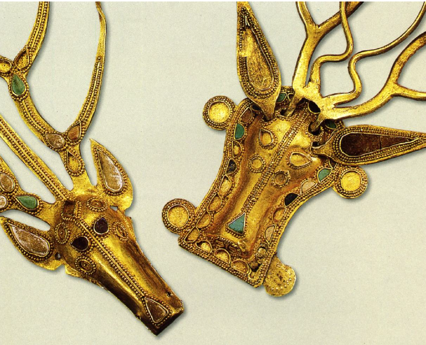 This beautiful piece was one of a pair discovered in 1981 by soldiers doing maintenance work. They struck upon a hoard containing these stag heads and a chain decorated with weapon-shaped small amulets (a tweet for another day!) (Credit: Dawn of a Golden Age Cat) 2/11