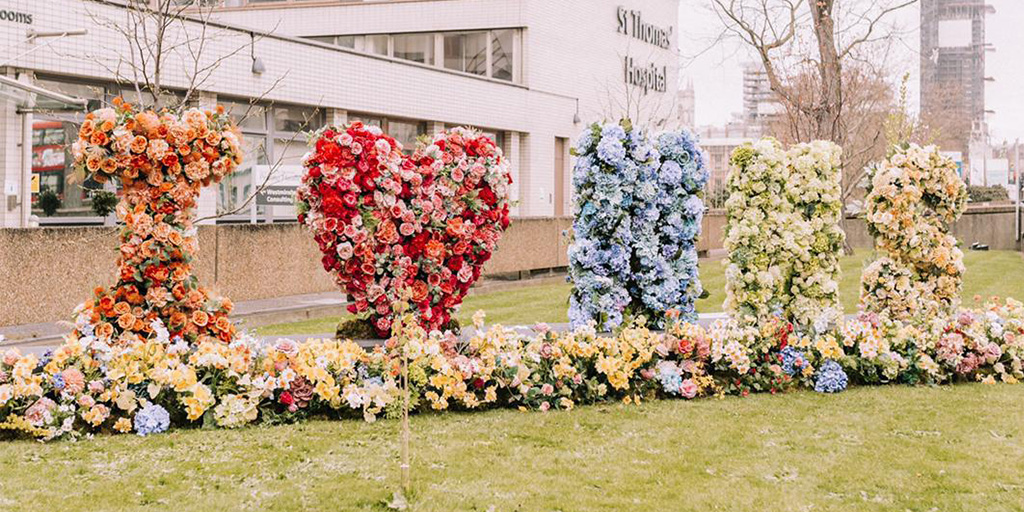 A huge thanks to @earlyhoursltd for creating this beautiful floral display outside St Thomas’ Hospital 🌺 We’ve been overwhelmed with positive messages for our staff and offers of support. Find out how you can get involved: bit.ly/ThankyouGSTTnhs #LondonTogether #TeamGSTT
