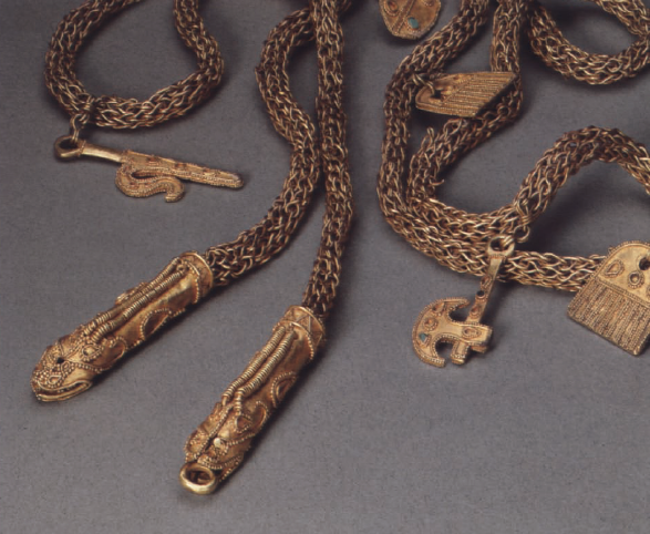 This beautiful piece was one of a pair discovered in 1981 by soldiers doing maintenance work. They struck upon a hoard containing these stag heads and a chain decorated with weapon-shaped small amulets (a tweet for another day!) (Credit: Dawn of a Golden Age Cat) 2/11