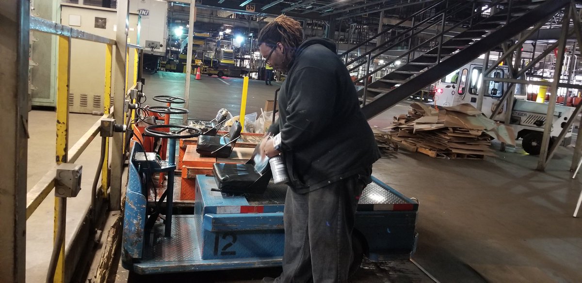 Shawn Carroll, a PHL Day Sort safety rep, doing his part to make sure he and his peers have clean equipment during this pandemic @CHSPKelley @MichaelSorden @RobertCapone17 @phillyteamsfan8 @Gkent110Kent #Teamphlsnaps #TogetherWeAreUps #SafetyFirst