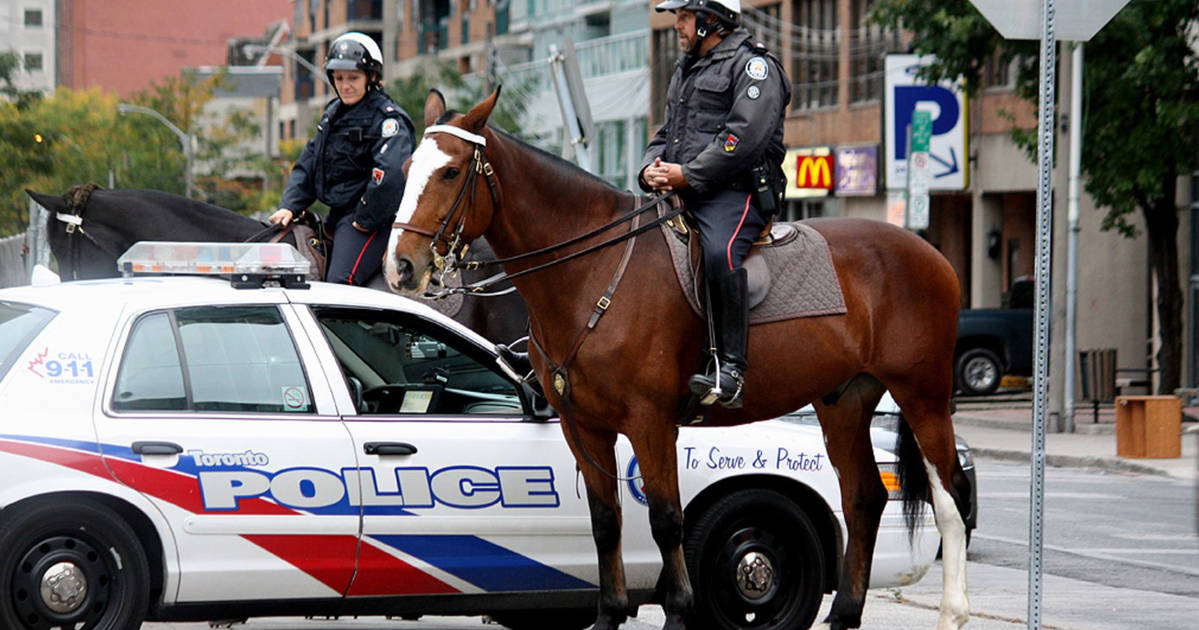 Toronto police are being sent out to enforce public distancing laws in Toronto this weekend bit.ly/2UX5SNa #Toronto #TorontoPolice #SocialDistancing #Coronavirus #COVID19 #COVIDToronto