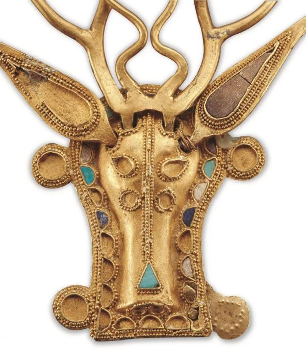 The features of the stag are modelled using cells surrounded by rings of granulating, originally set with stones, many of which are missing. Some of them look like turquoise, though for some reason neither the excavation report nor other articles seem to confirm this... 3/11