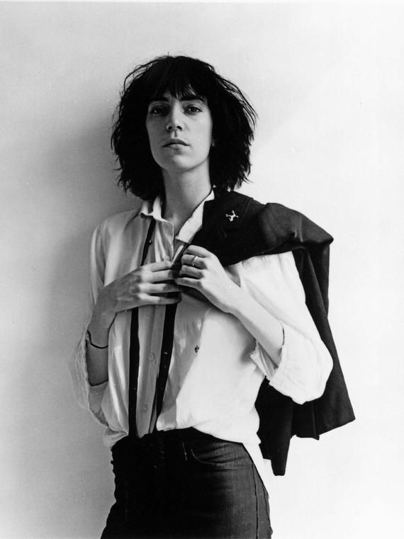 bbzyong's tweet photo. seria basicamente a Patti Smith da vida pq 🅰️ e ocasionalmente uma calça nesse estilo e obviamente all star sempre e meia colorida #myTimeLordLife https://t.co/446lUCowSX