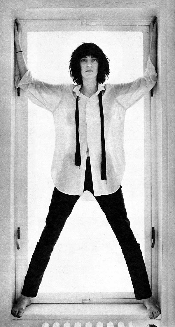 bbzyong's tweet photo. seria basicamente a Patti Smith da vida pq 🅰️ e ocasionalmente uma calça nesse estilo e obviamente all star sempre e meia colorida #myTimeLordLife https://t.co/446lUCowSX