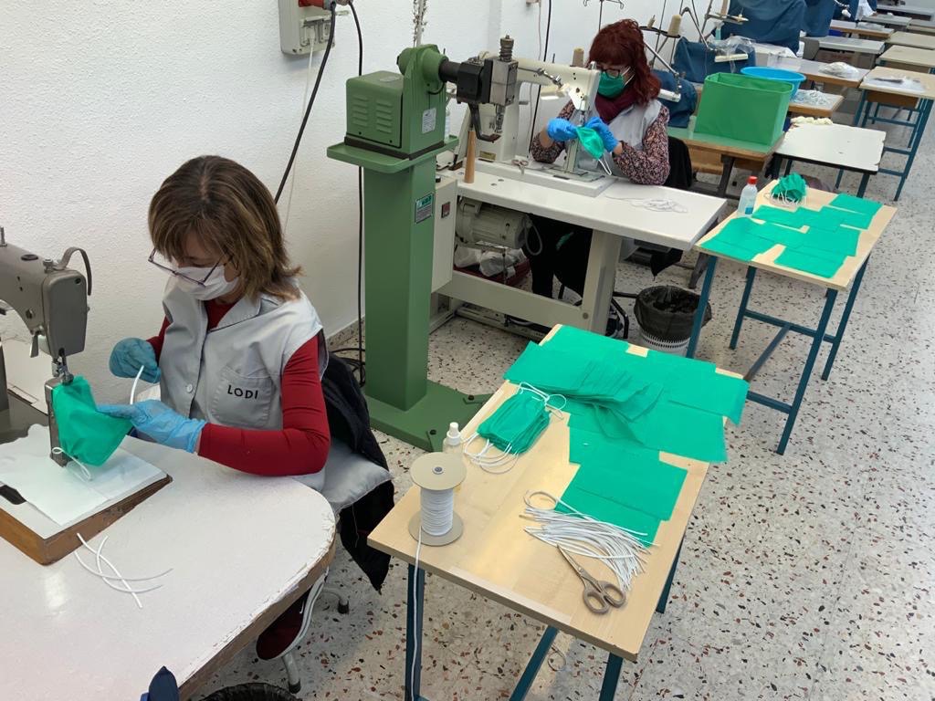 ENCUENTROS_EMP's tweet photo. Buenos días! Así se fabrican las mascarillas que @ENCUENTROS_EMP envía a a hospitales y residencias de Comunidad Valenciana, Murcia, Barcelona, Madrid y otros puntos de España con la ayuda de muchas personas😀👏👏👏
#EsteVirusLoParamosUnidos 
#EsteVirusLoParamosEntreTodos https://t.co/oXjRtZizAX