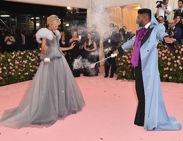 Another example is the Zendeya Cinderella dress she wore at the 2019 Met Gala.The designer Tommy Hilfiger used  technology hidden beneath the skirt to change the colour.