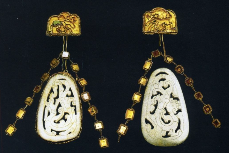 ...as well as in earlier nomadic jewellery. Compare with this lovely set of earrings, with Chinese-cut jade plaques encased in gold, found in the 2nd-1st C BC Xiongnu cemetery at Xigoupan. (Source: Laursen 2011) 5/11
