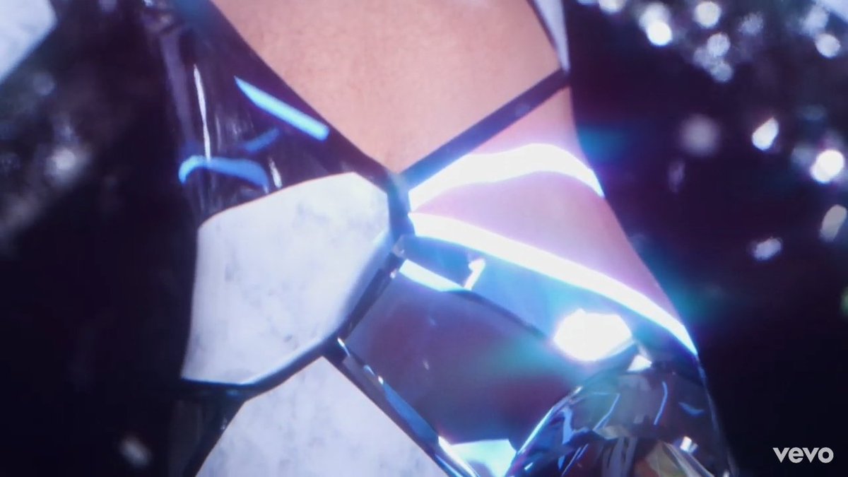 jlyfine's tweet photo. "my skin is made of glass but apparently its stained cause you notice all the cracks but can't look inside my pain" #StainedGlassOUTNOW https://t.co/SwF0holRvn
