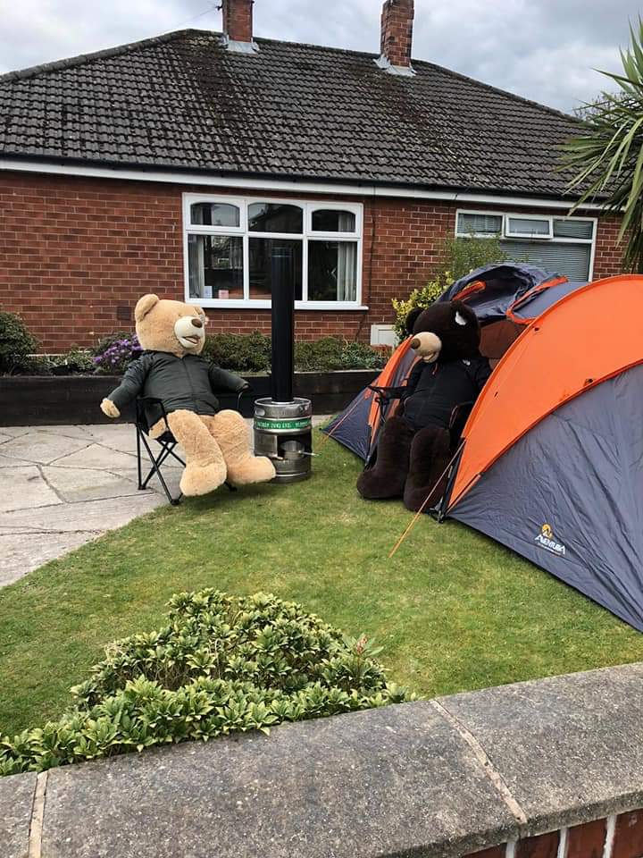 This Gentleman from an Avenue in Heaton Moor, has gone above and beyond each day. Brings a smile to all who are passing.
Well done a different theme each day. His Bears are hard at work. 👏👏👏👏