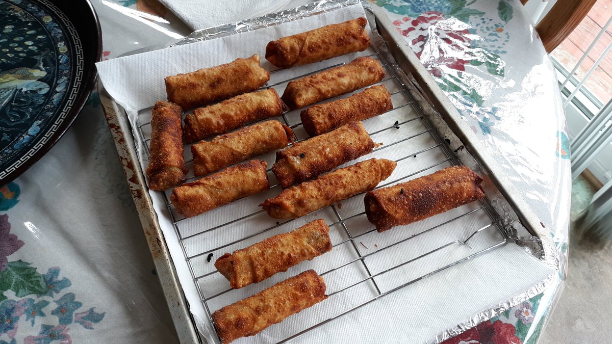 amystreasures's tweet photo. Boorak aka assyrian eggrolls
What makes them different? They are filled with seasoned grou d beef. So good! Just don't look at the stove... #friedfood #boorak #assyrianfood #assyrian #assyrianeggrolls #goodfood #fridayfoodfry #whatsforlunch #itswhatsforlunch https://t.co/FVapYNP9mh