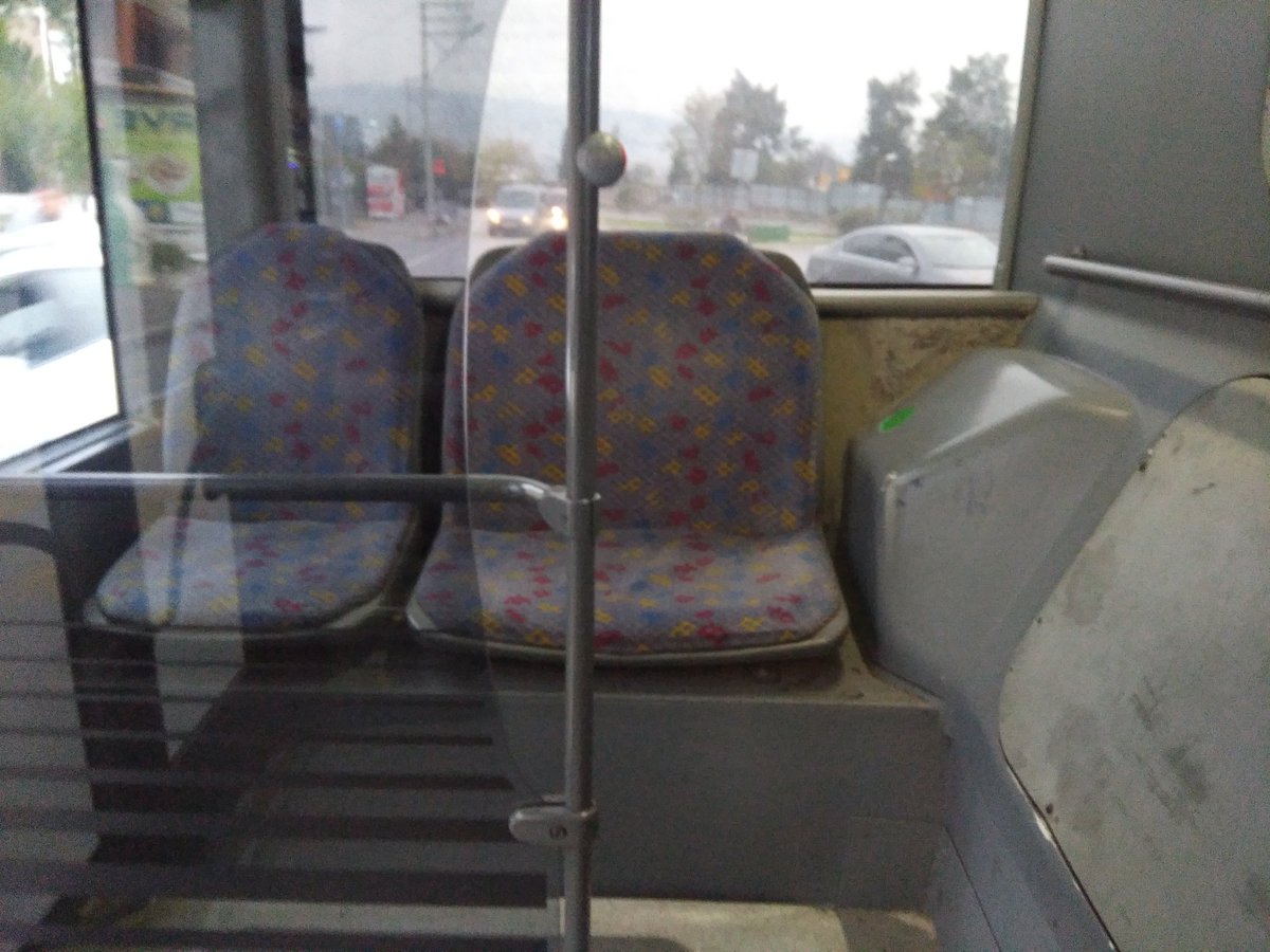 vaveyla________'s tweet photo. İzmir'de  yoğunluklu olarak kullandığım ESHOT 168 otobüsünün durumu. Otobüste güvenlik ve konfor yok. acil durum çekici yok, tavan koptu kopacak koltuklar kendinden geçmiş araç tam hurda. Durumdan ciddi anlamda muzdaribiz. Müdahale edilmesini arz ediyoruz.
@izmirbld @tcbestepe https://t.co/VSENKBgcKe