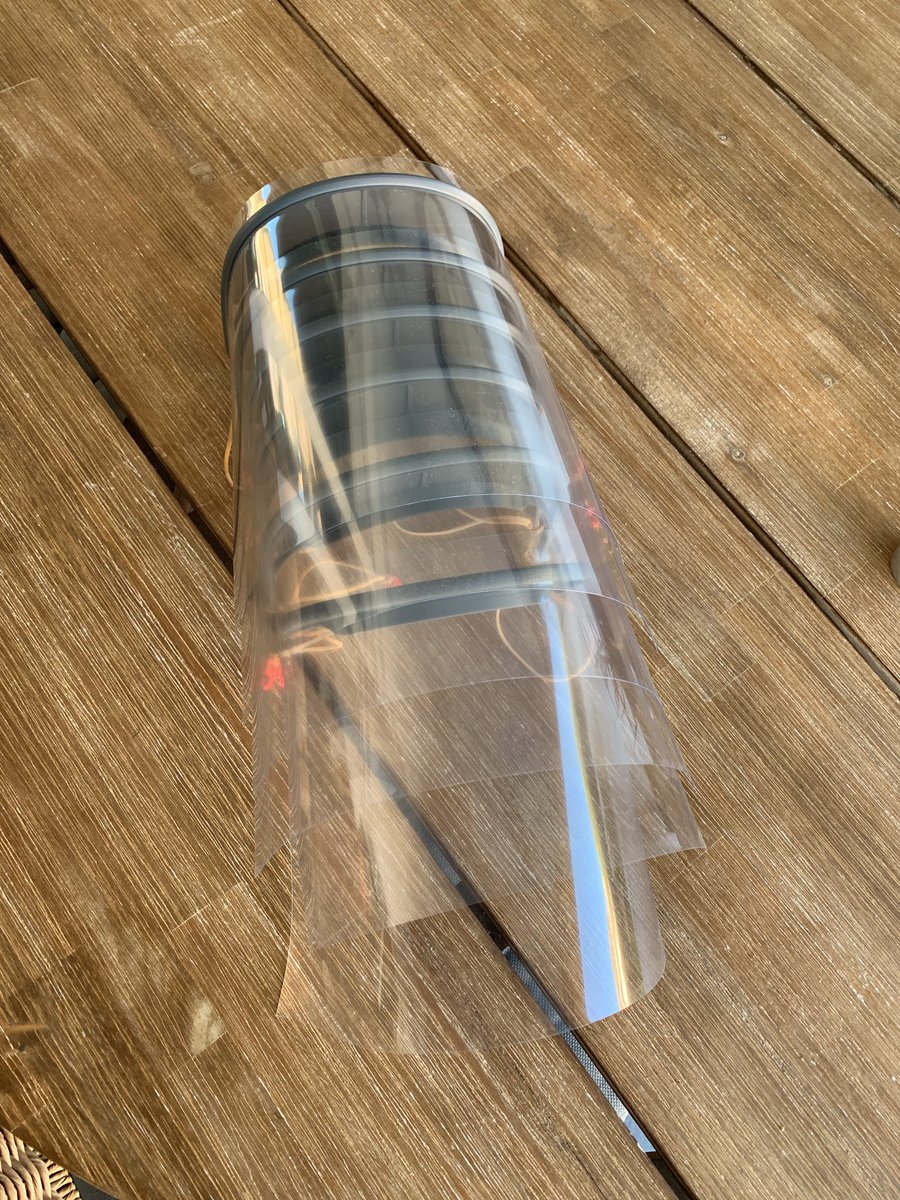Hacemos entrega a la Guardia Civil de Mairena del Aljarafe de pantallas protectoras. Estáis llevando a cabo una gran labor. Gracias por cuidar de todos. 😷💪🏻