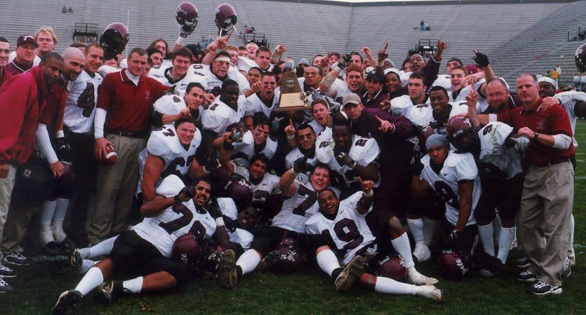 ColgateFB's tweet photo. Our next Team of the Week is our 1999 squad that went 10-2 and gave us our 2nd Patriot League Title!

What was your favorite moment from the 1999 season??

#WhatsYourRingSize https://t.co/7cI0oxFugR