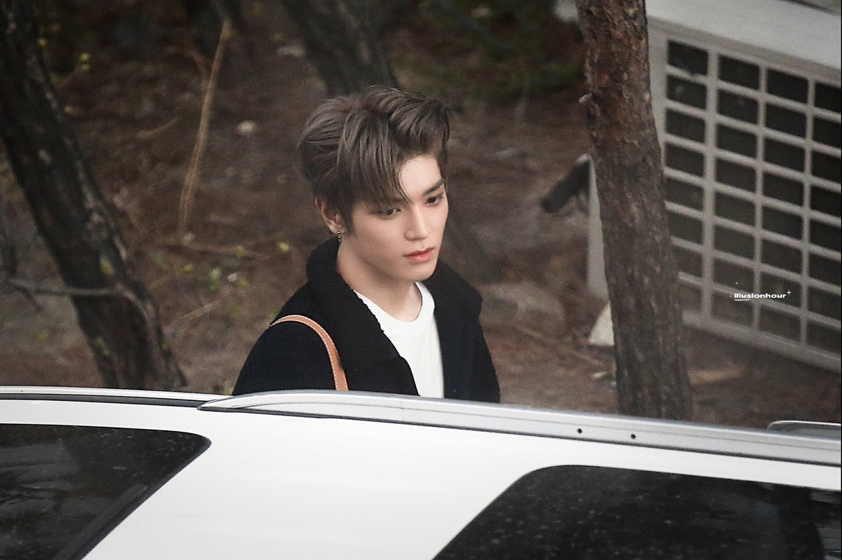 6. 200327 brown, first appearance on Music Bankcr: Illusionhour (first photo) #태용  #TAEYONG