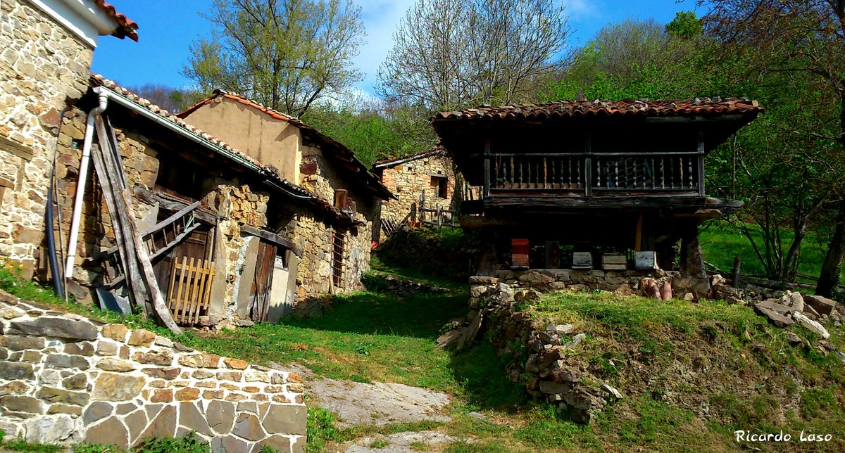Ricardo_Laso's tweet image. LES MATIELLES #TURÓN #MIERES #ASTURIAS
Localidad del Concejo de Mieres y Perteneciente a la #Parroquia de #Urbiés Situada a 660 m altitud Formada por diez viviendas localidad con bastante etnografía, representada por tres #hórreos, todos ellos bien conservados, uno con corredor.