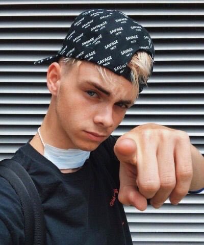 corbyn besson selfies — a thread  @corbynbesson