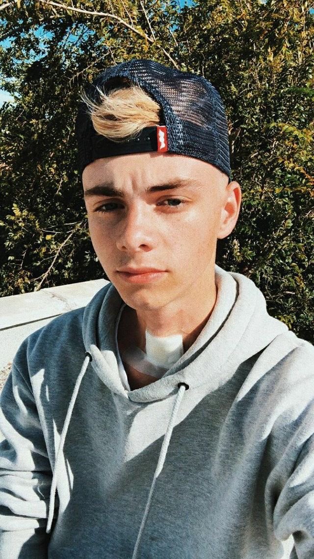 corbyn besson selfies — a thread  @corbynbesson