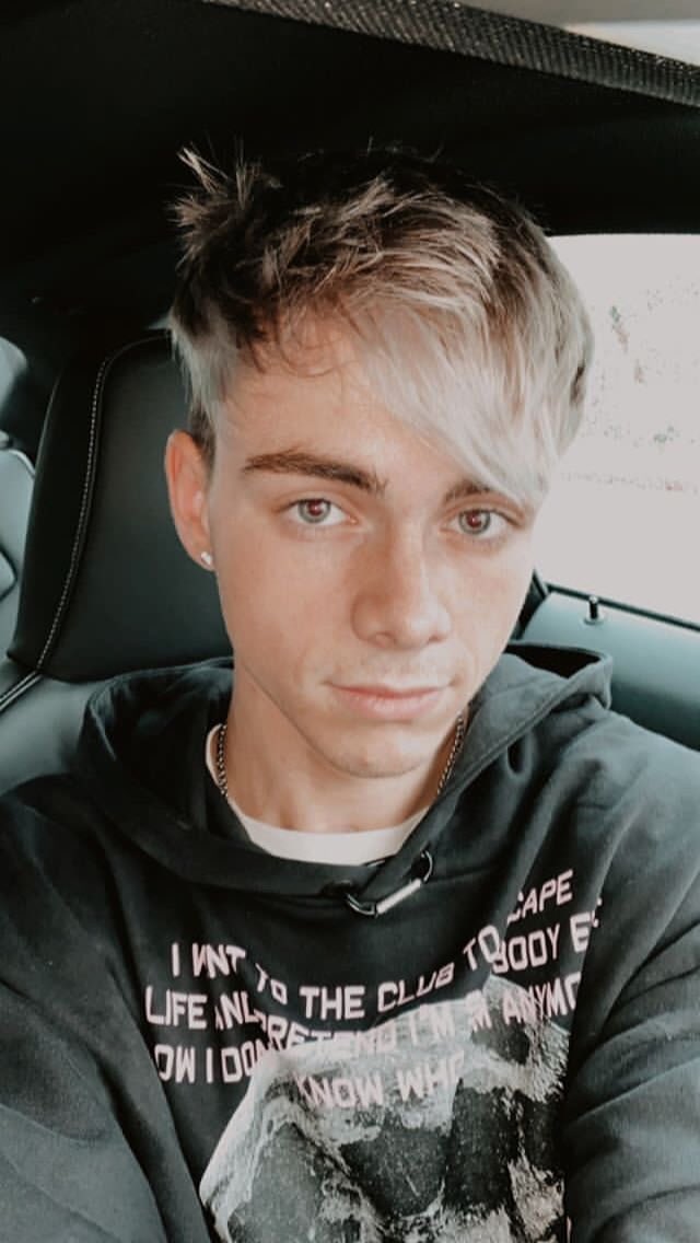 corbyn besson selfies — a thread  @corbynbesson